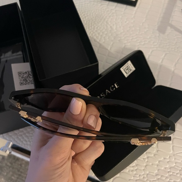 🌟 Versace irregular shaped sunglasses black V logo NIB - Picture 6 of 9